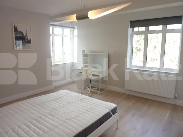 			 NEWLY REFURBISHED 3 BED GOOD FOR 4 SHARERS & AVAIL NOW!, 4 Bedroom, 1 bath, 1 reception Flat			 Harrington Square, CAMDEN/MORNINGTON CRESCENT